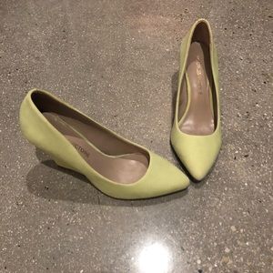 Pour la Victorie wedge pumps